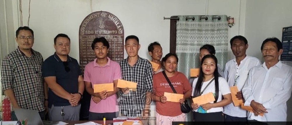 SDO (Civil), Kuhuboto, Nuhuta Tunyi, with the flood-affected families of Anato village with their relief assistances received from the DDMA, Niuland on September 15. (DIPR Photo)
